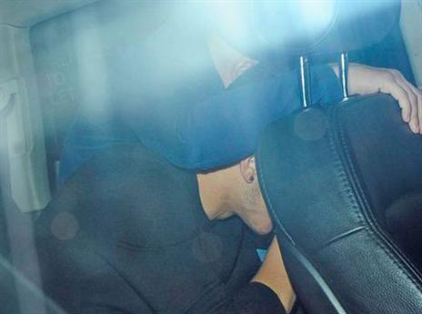 חבר מנסה להסתיר