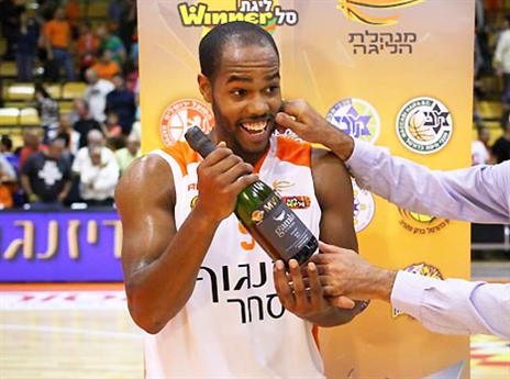 שחקן שחקן. נואלס והשמפניה (אתר המנהלת)