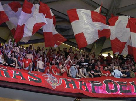 אוהדי הפועל. בכל אחת מהם יש את "אמרו לו"