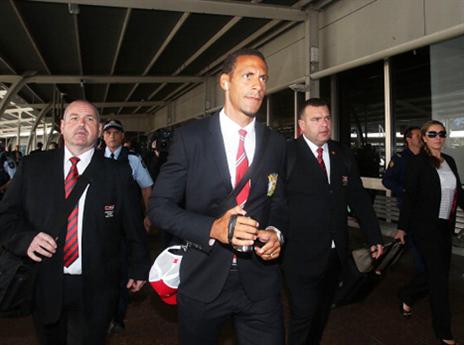 שחקני יונייטד בשדה התעופה. לפחות שרדו את זה