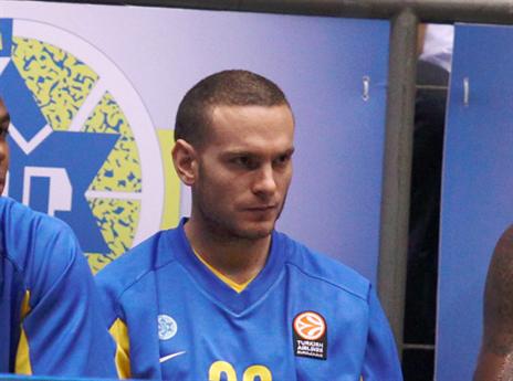 לא יכול לשבת על הספסל. נעימי (צילום: אלן שיבר)