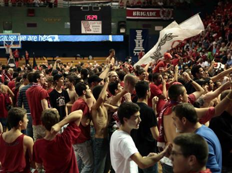 עלה להפועל ירושלים כסף. האוהדים פורצים לפרקט (צילום: אלן שיבר)