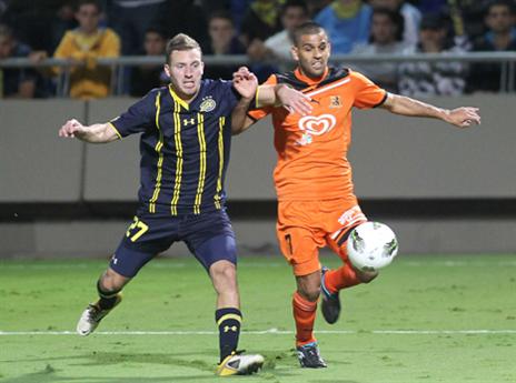 עובר לצד הכתום. עומר ורד (אלן שיבר)