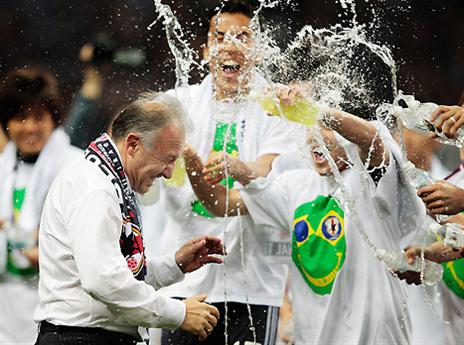 זאקרוני ויפן, מוציאים שמפניה מהסלע (gettyimages)