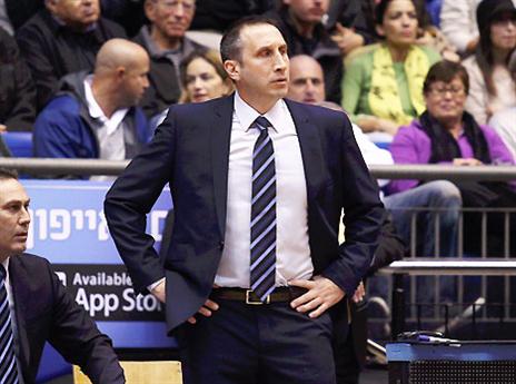 ממשיך לספור ניצחונות, ופצועים. בלאט (אלן שיבר)