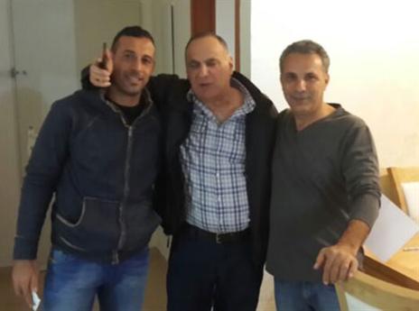 מצא בית חדש. אחמד סבע ובעלי ק"ש אשר אלון