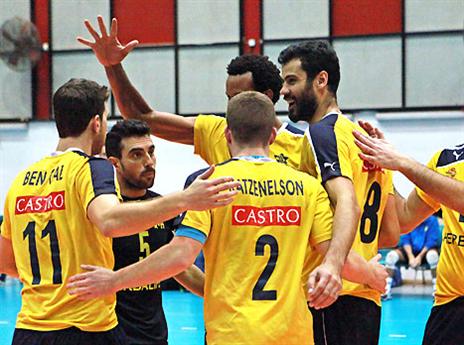 מוכנים לגביע. שחקני מכבי ת"א (צילום: דוד סילברמן, איגוד הכדורעף)