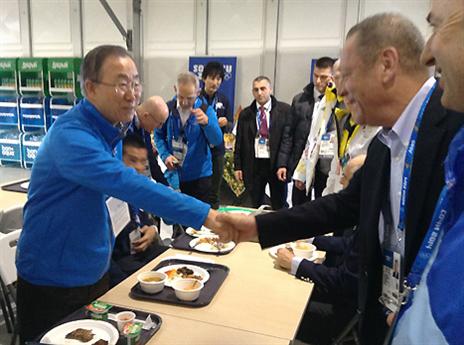 אפילו מזכ"ל האו"ם באן קי מון הגיע ונפגש עם יו"ר הוועד האולימפי יגאל כרמי (הוועד האולימפי)