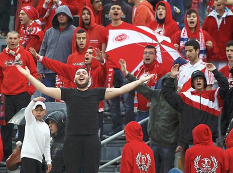 אוהדי הפועל מחו נגד הצעדים של רמון (אלן שיבר)