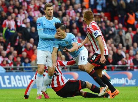 השאלה היא למה היד של דז'קו על פניו של אגוארו (gettyimages)