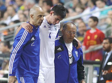 ניר ביטון הפצוע מובל לספסל (אלן שיבר)