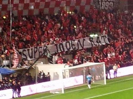 השלט המביש בדרבי (צילום: עמית סלונים, מאקו)