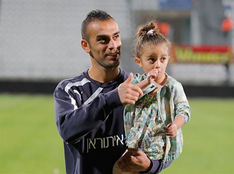 רגע מתוק בעונה הקשה. בכר (אנצ'ו גוש - ג'יני)