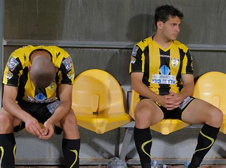 אווירה קשה במועדון (אנג'ו גוש ג'יני)