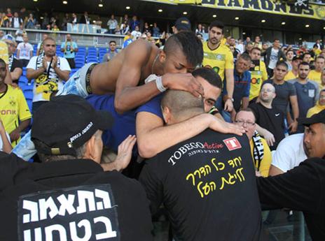 כמה אוהבים אותו. לוי מקבל נשיקות (אלן שיבר)