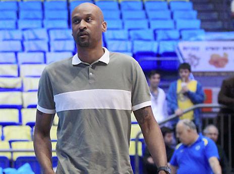 ודווין סמית' תפס מקום בצד (אלן שיבר)