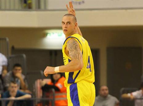 עשה את העבודה. גווין (מנהלת הליגה)