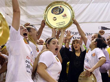 מגיעה להן צלחת