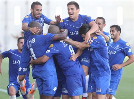 הכל תלוי רק בהם. שחקני פ"ת חוגגים (אלן שיבר)