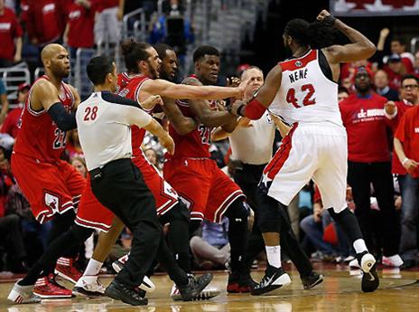 בסיום המהומה הורחק ננה (GETTYIMAGES)