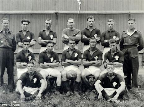 ג'ונס במרכז התמונה. הכדורגל עזר להתגבר על הכל