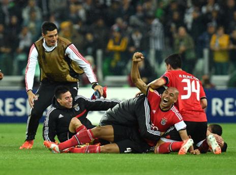 דרמה אירופית במיטבה. שחקני בנפיקה חוגגים על יובנטוס (GETTYIMAGES)