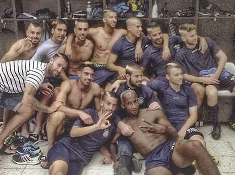 שחקני מכבי והתספורת החדשה (מתוך הפייסבוק של ברק לוי)