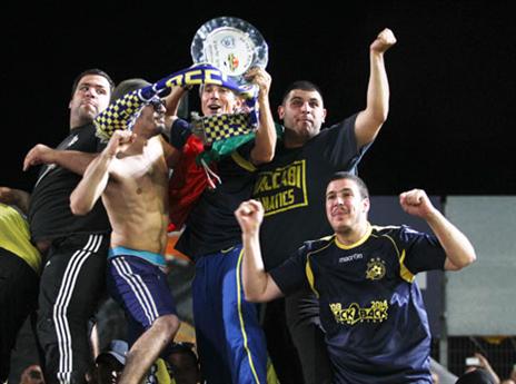 סוזה חוגג עם האוהדים ביציע