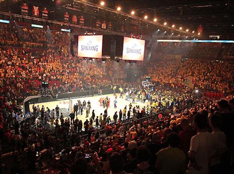 הטירוף לא נעצר באולם (GETTYIMAGES)