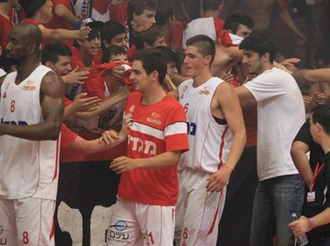 מודים לקהל. שחקני ירושלים (צילום: אלן שיבר)