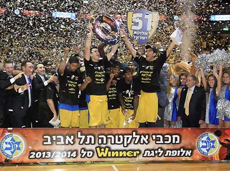 תמונת הערב, תמונת השנה: מכבי מניפה עוד תואר (כל התמונות: אלן שיבר)