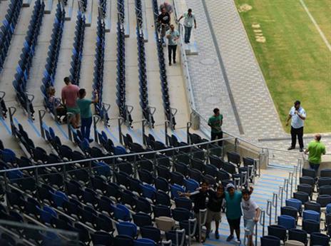 בודקים את המושבים מקרוב (הפייסבוק של מכבי חיפה)