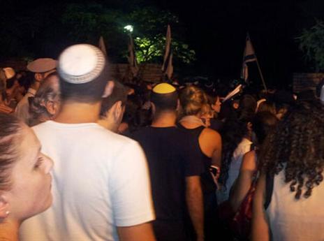 מחווה מרגשת. חלק מהקהל שהגיע להלוויית שון כרמלי