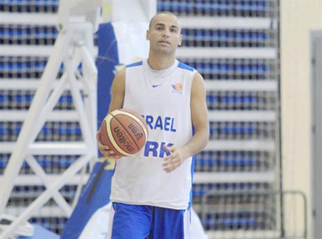 אפיק ניסים. "מתאמנים ברצינות"  (אלן שיבר)