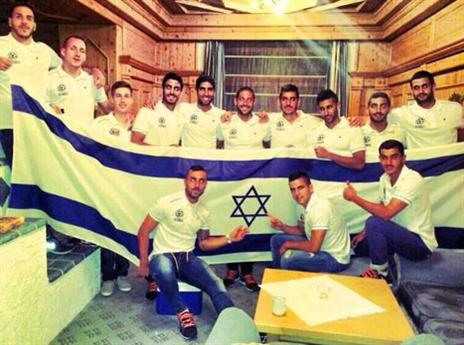 שחקני פ"ת עם הדגל. הלב עם החיילים