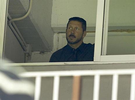 סימאונה צופה במשחק מתא העיתונות ביציע (GETTYIMAGES)