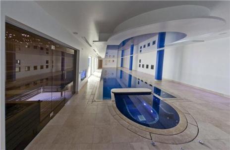 והחברה שלו תיאלץ לוותר על שיזוף בחוץ (PRIMELOCATION.COM)