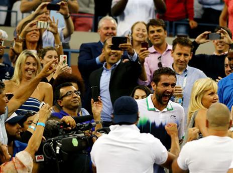 היתה גם ריצה לבוקס ביציע (GETTYIMAGES)