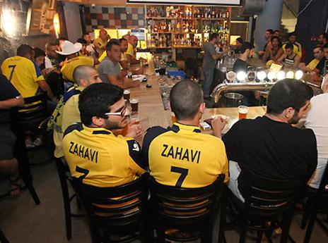 אלה אוהדי מכבי ת"א שבחרו לראות את המשחק בפאב