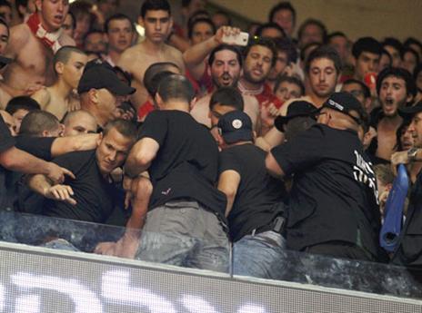 אוהדי הפועל. שוב במרכז התמונה (אלן שיבר)