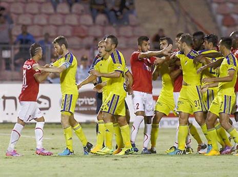 על הדשא, ביציע... בלאגן (צילום: אלן שיבר)