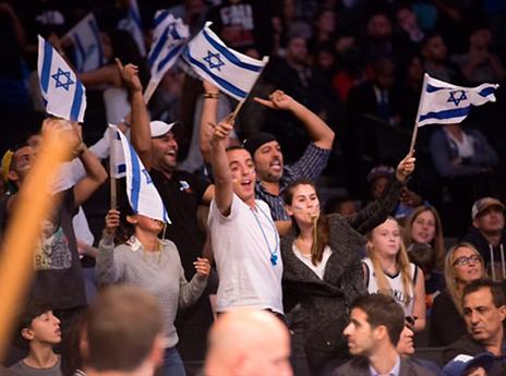 הרבה דגלי ישראל היו באולם (נעם גלאי, האתר הרשמי)