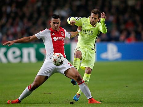 אלבה נגע ביד ברחבה, השופט התעלם (gettyimages)
