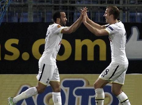 שני הכובשים של טוטנהאם חוגגים