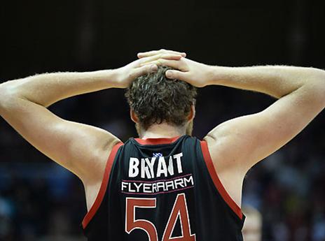 בראינט לא מאמין למה שנפל על הראש שלו (getty)