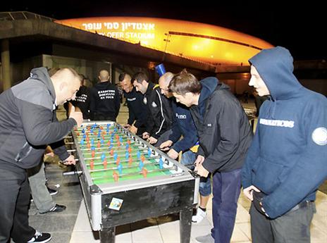 מי שלא משחק על דשא אמיתי, קיבל בהזדמנות בכדורגל שולחן (אלן שיבר)