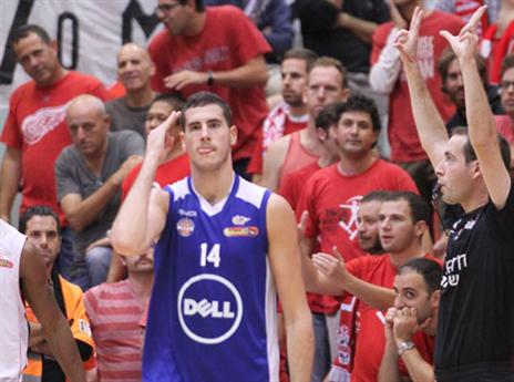 עוז בלייזר, תחת עין בוחנת (יוסי לזרוף)