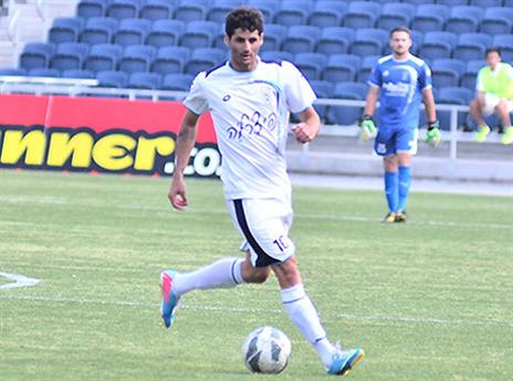 חילופי דברים קשים עם המאמן. עקיבא (ארנון לוי, דאבל פס)