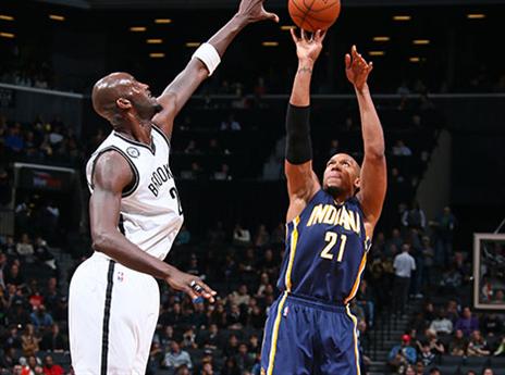 ווסט. ענה לגארנט בעזרת כדורסל (getty)