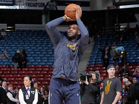 לברון מאתמן עם כדור. גם זה משהו להיאחז בו (gettyimages)